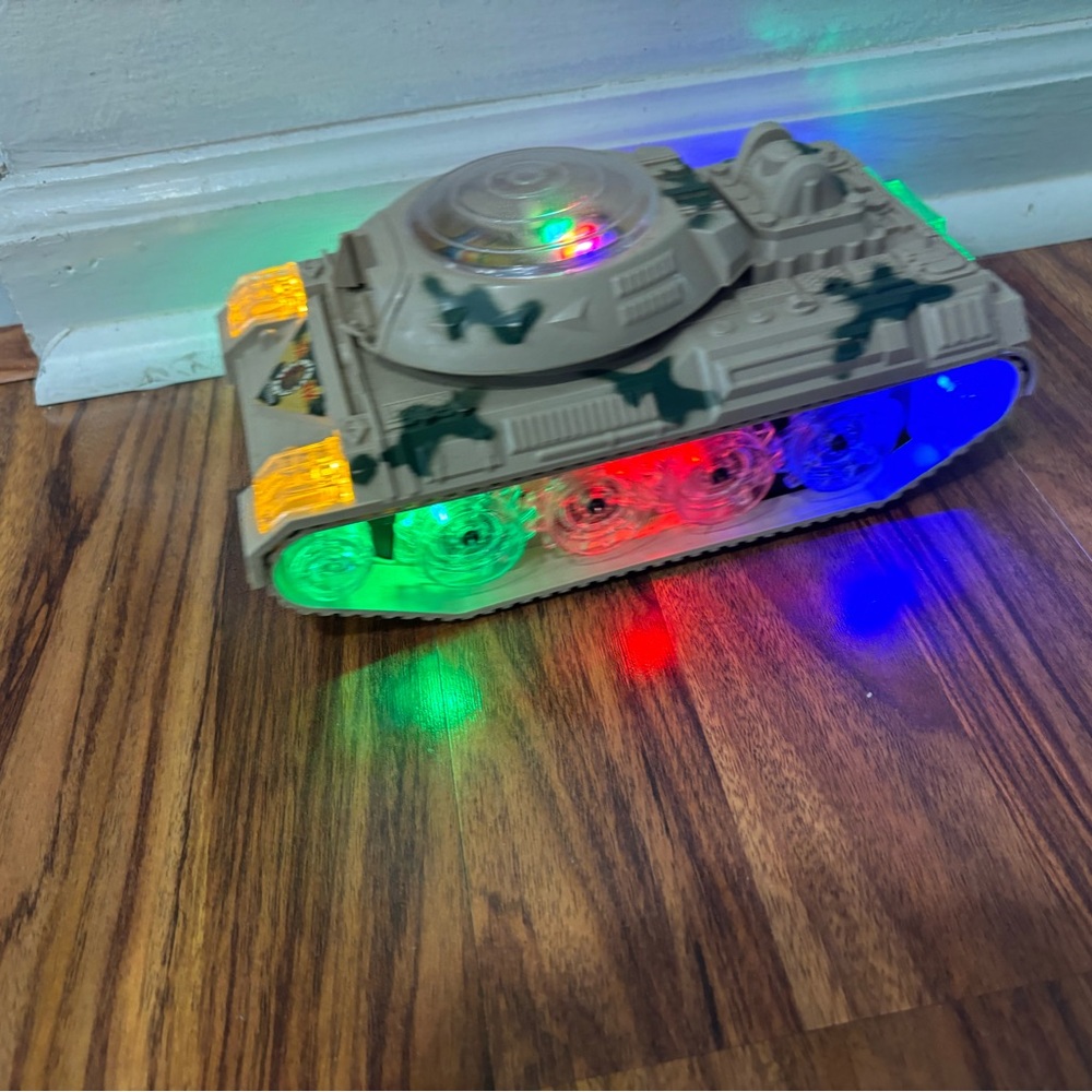 Strong 9 1/2" x 5 1/2" x 4 1/4"  Light-Up Camouflage Toy Tank.go light move tank